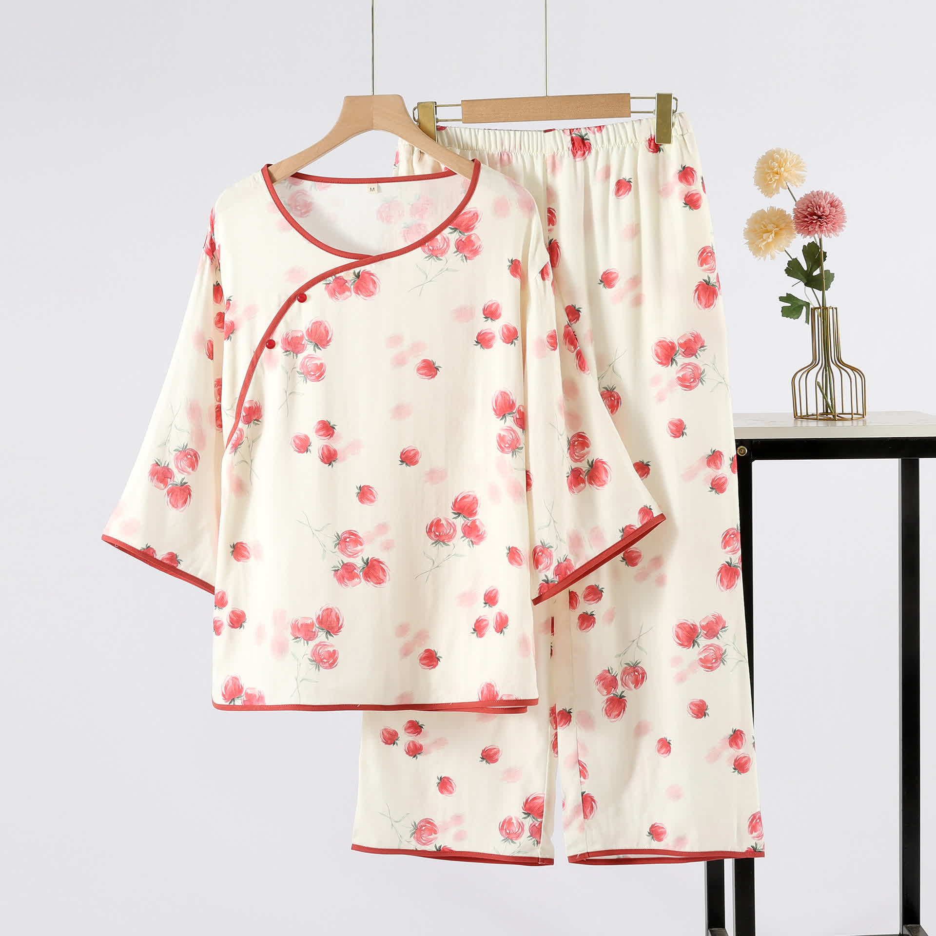 Kırmızı Çiçekli Yuvarlak Yaka Pijama Takımı